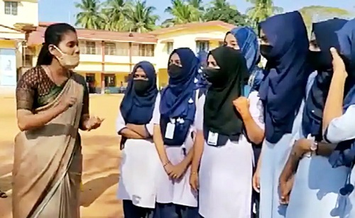 تعلیمی اداروں میں حجاب کی اجازت نہیں: کرناٹک ہائی کورٹ
